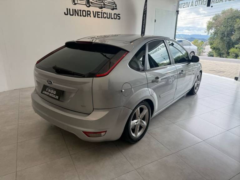FORD - FOCUS - 2009/2010 - Prata - R$ 38.500,00