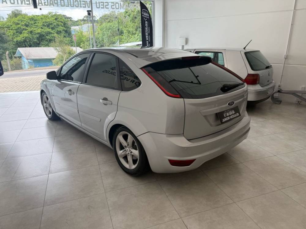 FORD - FOCUS - 2009/2010 - Prata - R$ 38.500,00