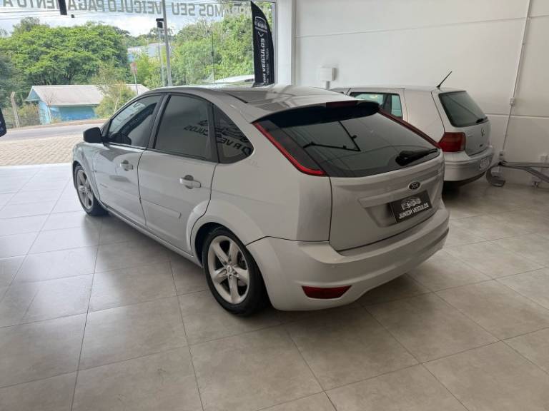 FORD - FOCUS - 2009/2010 - Prata - R$ 38.500,00