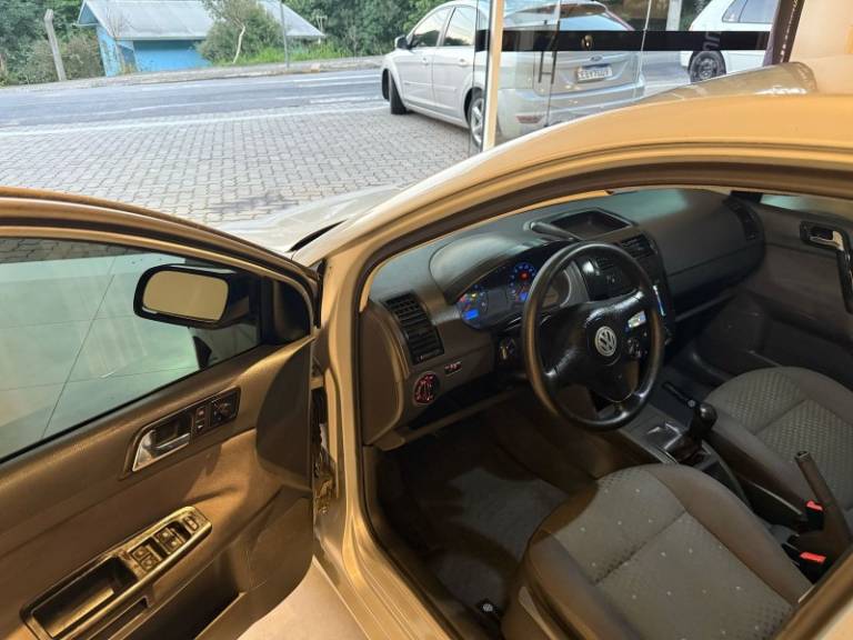 VOLKSWAGEN - POLO - 2006/2006 - Prata - R$ 28.900,00